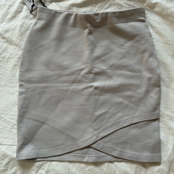 Aritzia skirt - Picture 3 of 4